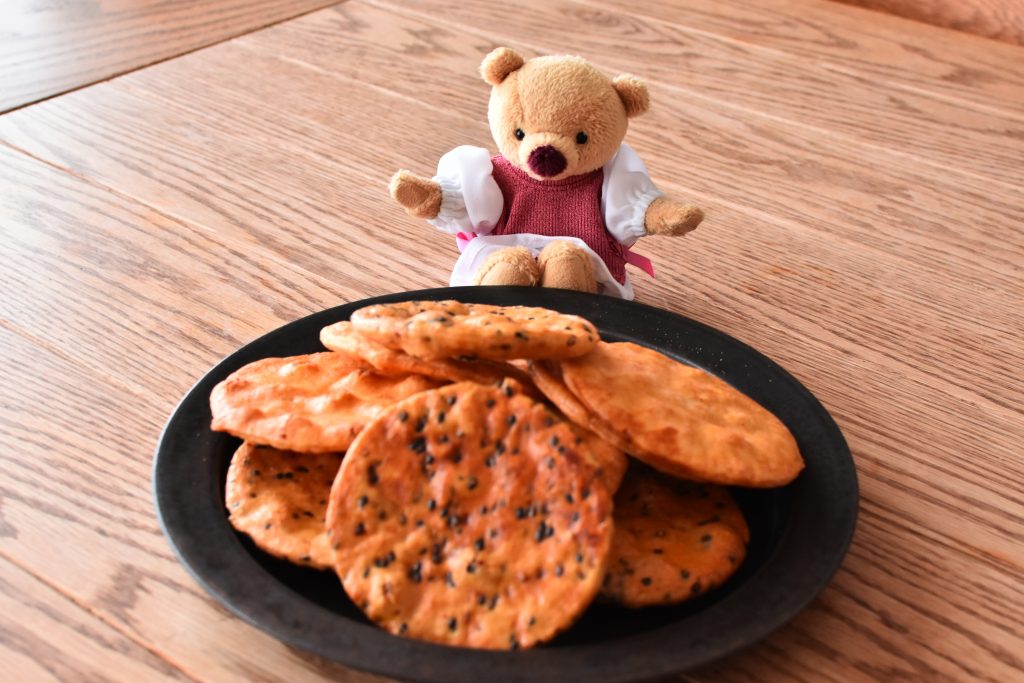 食べ物の前に座っているベア