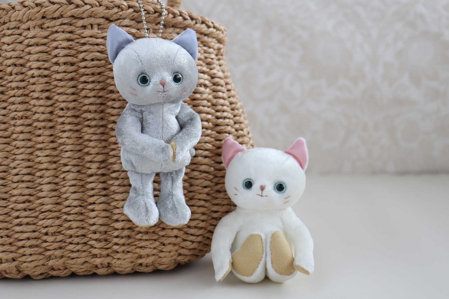 【新商品】ネコ好きへ贈る小さなネコのぬいぐるみ「こねこのぬいぐるみキーホルダー」発売開始。服を着せたり一緒に出かけたり。まるで自分や愛猫の分身のように可愛がることができる白猫とグレー猫のキーホルダー