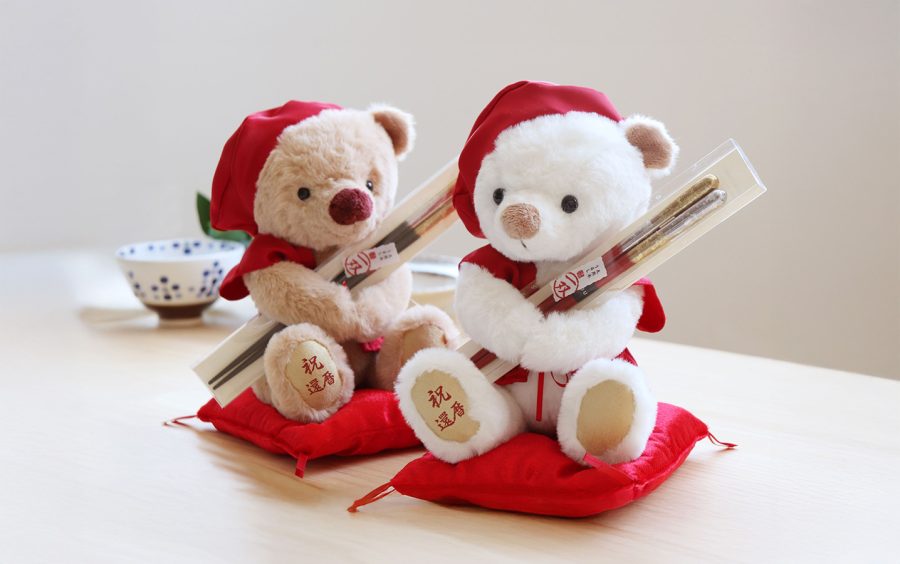 テディベア × 祝い箸で贈る新しい還暦祝い　“癒し”と“実用性”を一つにした、「還暦ベア 祝箸ギフトセット」を発売。
