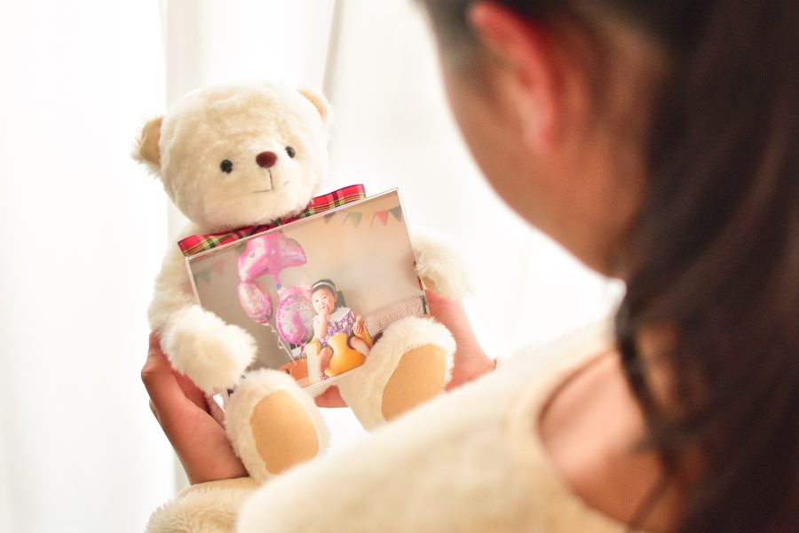 【お誕生日や母の日に】思い出を抱きしめる「フォトフレームベア」を贈ろう♡