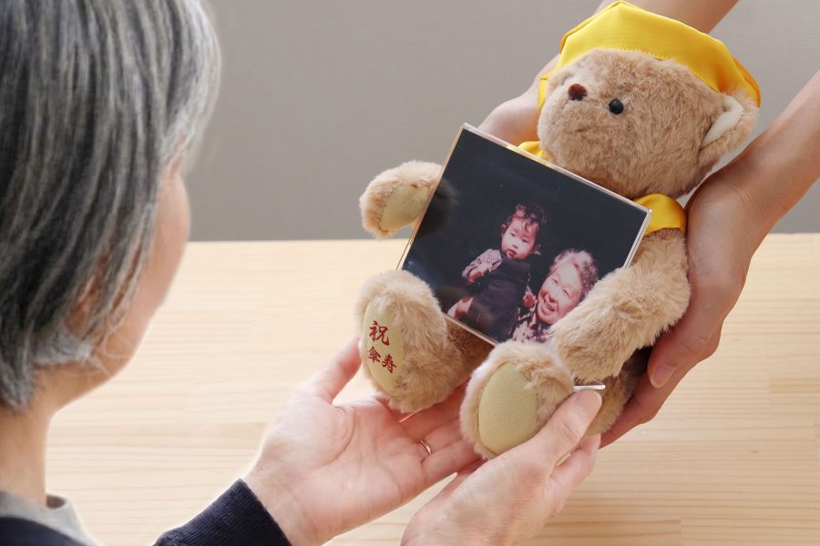 お盆の帰省、手土産は「孫の笑顔」を連れて。祖父母の毎日に寄り添う「長寿祝い&フォトフレームベア」に新色『ホワイト』が登場