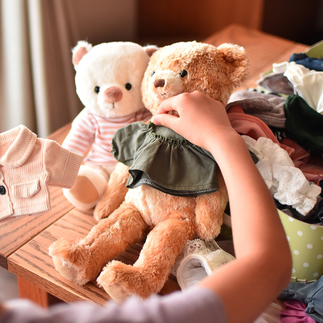 手先を使う、柔らかいものに触れる。優しい心を育む着せ替え遊び