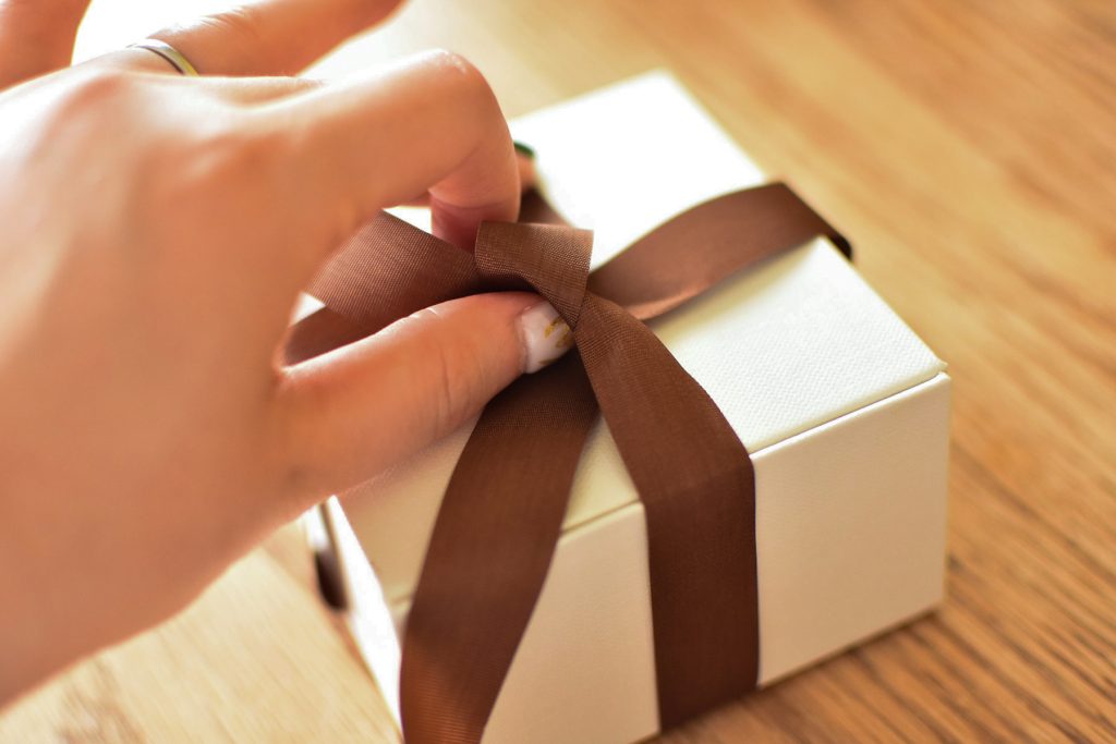 ボックスにリボンを掛ける方法