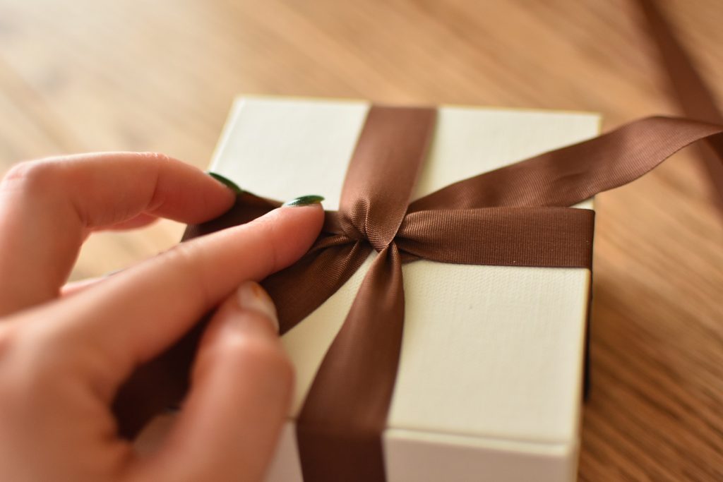 箱にリボンを結ぶ方法